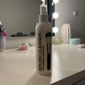 Brush Cleaner för sminkborstar - Säljer en flaska Brush Cleaner för sminkborstar. Perfekt för att hålla dina borstar rena och fräscha. Flaskan har en praktisk sprayfunktion för enkel applicering. Perfekt för alla som älskar smink och vill ta hand om sina verktyg!