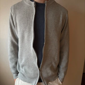 Cardigan  - Riktigt fet cardigan/overshirt. Storlek M. Perfekt inför vintern! Skriv om du har fler frågor eller vill ha fler bilder.