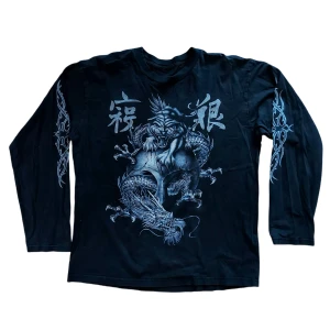 Y2k svart Tröja med sjukt tryck - Vintage y2k Tröja i bra skick, passar M - L! Personlig favorit, och skicka gärna frågor eller bud på DM såklart 🐉