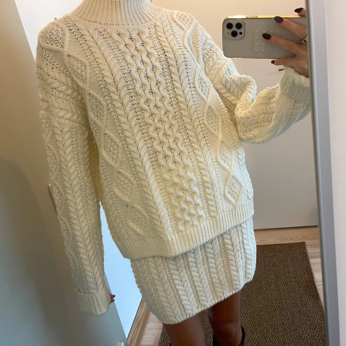 Vit stickad tröja och kjol - 91
