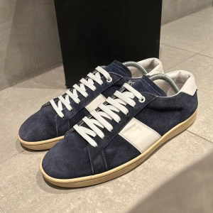 Saint Laurent skor - Tja! Säljer dessa väldigt eftertraktade Saint Laurent SL/02 skorna. De är i väldigt bra skick bara använda ett par få gånger. Storlek 42 och passar perfekt som så. Box ingår men tyvärr inga dustbags. Hör av vid frågor!