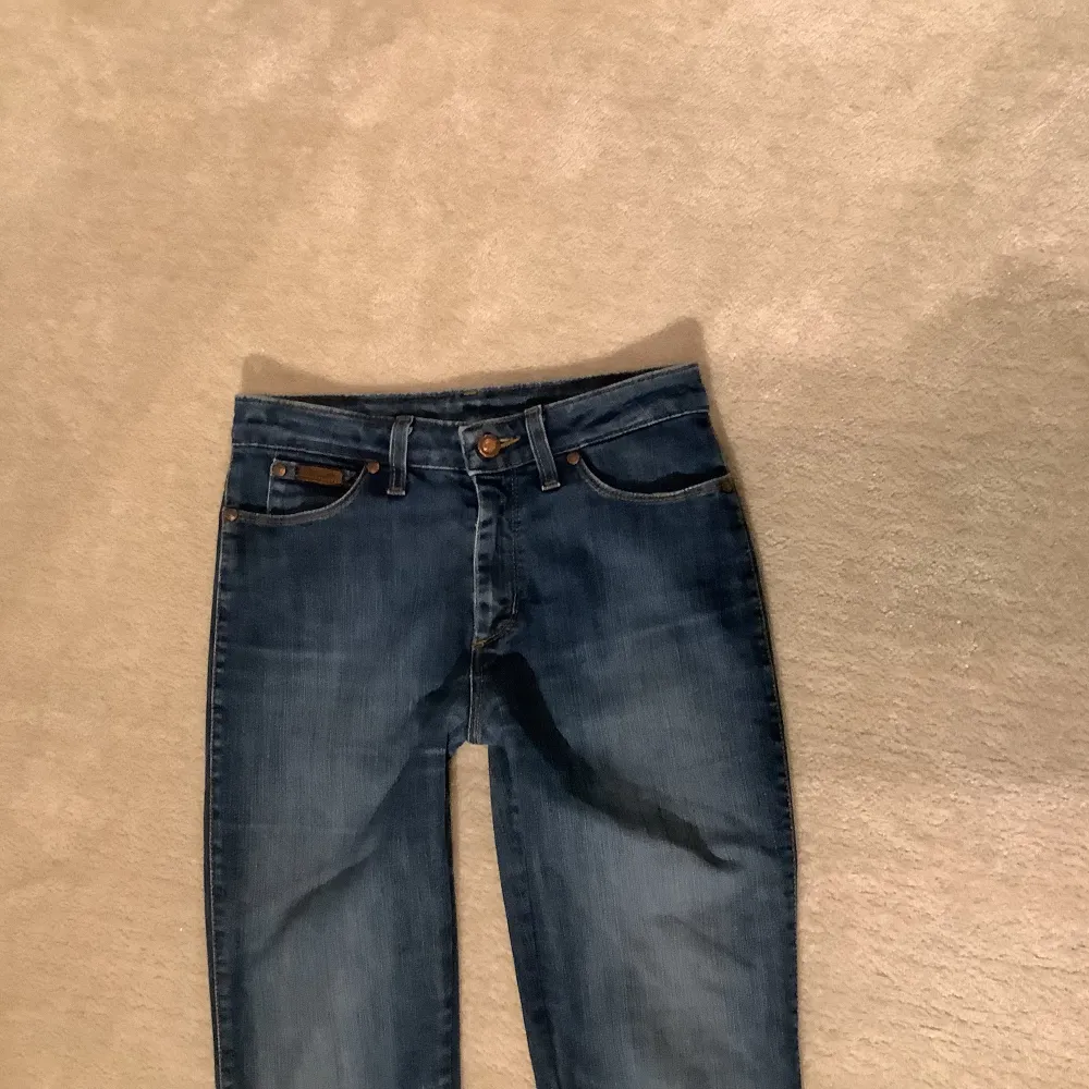 Snygga utsvängda jeans från wrangler. Midjemått 36 cm Innerbenslängd 80 cm💗. Jeans & Byxor.