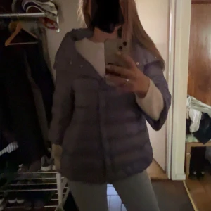 Herno jacka  - Hej säljer min super fina herno jacka i en lila aktiv färg som är super unik och fin💓💓 storlek ca Medium