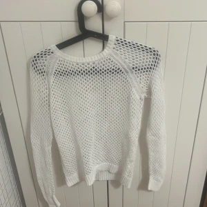 Ginatricot tröja - Denna tröja är från Gina Tricot i storlek S. Den har en liten, knappt synlig rosa fläck som troligen går bort i tvätten. Trots det är den i mycket fint skick och en riktigt snygg tröja!💕💕