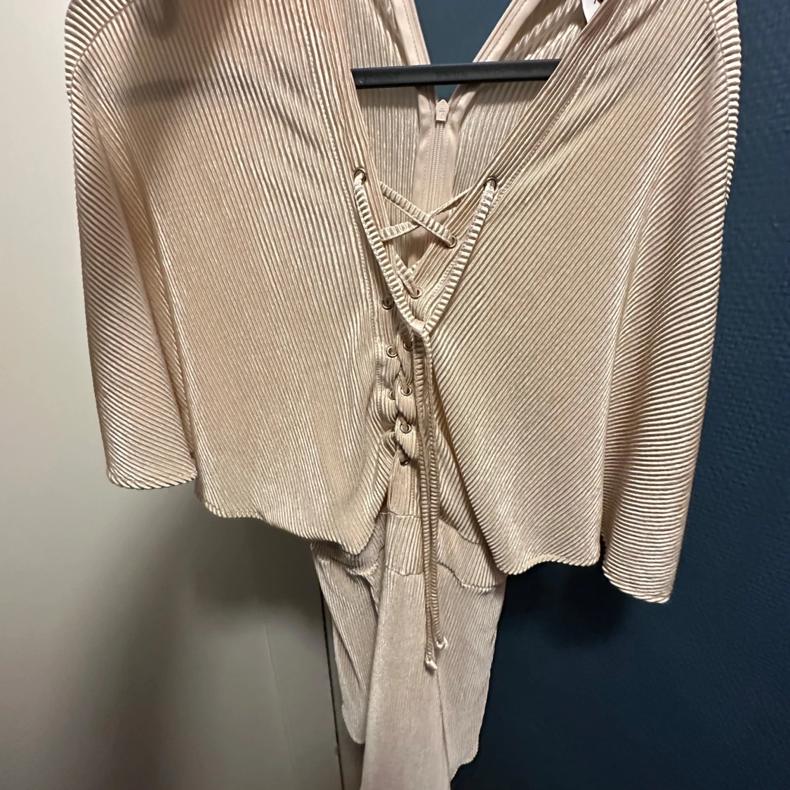 Beige ribbad klänning