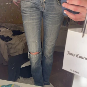 Levis jeans - Säljer dom här as snygga Levis jeansen då dom inte kommer till användning längre. Dom är köpta second hand men i jätte bra skick. Som man ser på sista bilden är jeansen uppsprättade nertill skriv vid frågor pris kan alltid diskuteras!💗