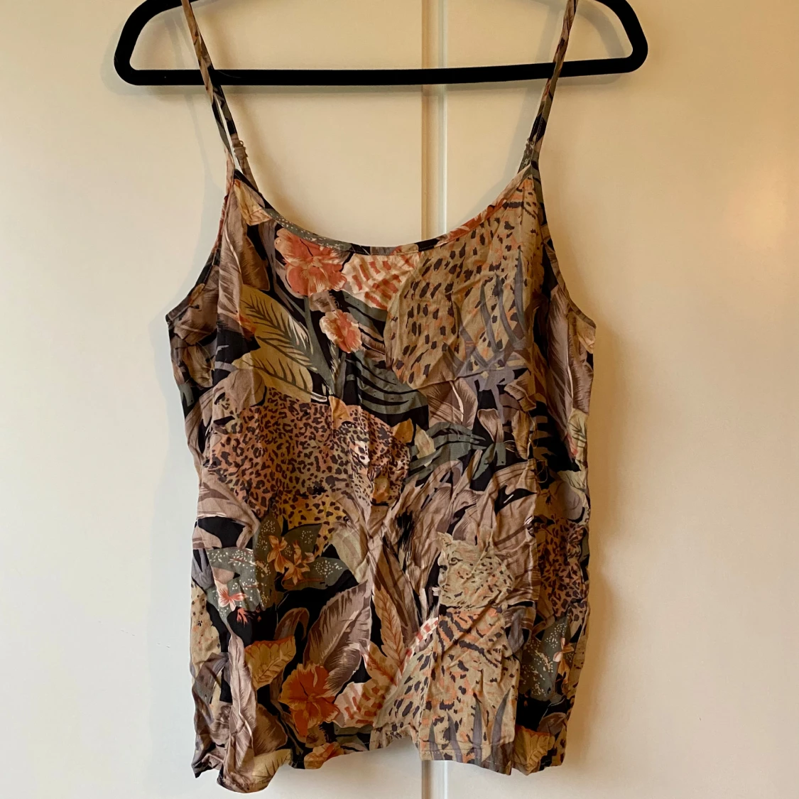 Mönstrad linne med leopard och blommor