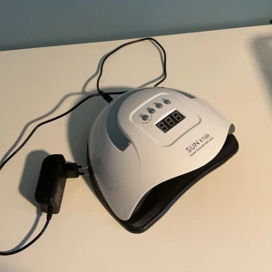 Uvlampa - Säljer denna uvlampan, funkar jättebra, bra skick, köpte den också här på plick🫶🏻