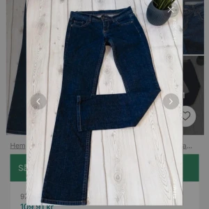 Mörkblå jeans från Benneton - Säljer ett par snygga mörkblå jeans från Benneton. De är i ny skick, säljer då jag köpte online då de inte passade.  Perfekta för både vardag och fest! Passformen är straight/bootcut❤️ 37 cm i midjan och 85 cm i innerbenet!💕
