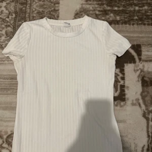 T-shirts  - En vit t-shirts, den har jätte skön matrial 