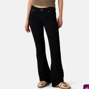 Svarta bootcut jeans. Allt står i beskrivningen! - Helt nya och oanvända. Ytterben:102 cm.  Innerben: 80 cm.  Midja rakt över: 36 cm.                      Jag är 174 cm lång och de är lite för korta för mig. 