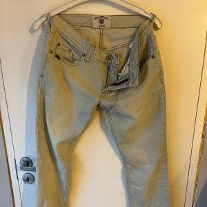 Ljusblå jeans från Tiger of Sweden - Säljer ett par ljusblå jeans från Tiger of Sweden i storlek 29/34. Raka ben