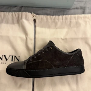 Lanvin skor  - Säljer nu skorna pga sugen på nåt nytt skorna har otroligt mycket kvar å ge// enda defekten är vid höger tån där jag råkat skrapa i lite. 