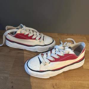 Grade A copy mihara yasuhiro svarta lågtop sneakers stl 42 jätte sparsamt använda 