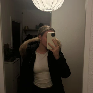 Hollies jacka  - Dunjacka från hollies, använd cirka en vinter så fortfarande i jättefint skick! Äkta och avtagbar päls på jackan - dunjacka! Nypris 4000kr! ❣️