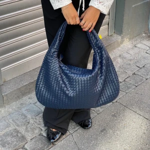 Marinblå väska i flätat mönster - Säljer nu min snygga blå väska!! perfekt för både vardag och fest, och i bra skick. 