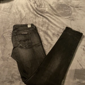 Replay jeans med slitningar  - Säljer ett par replay jeans i bra skick. De har riktigt feta slitningar och en dragkedja precis under fickan, riktigt unikt så perfekt för att sticka ut lite grann från alla andra. Perfekta för en avslappnad look eller en utekväll🔥🔥🔥