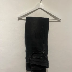 Svarta Nudie Jeans - Säljer ett par svarta jeans från Nudie Jeans i bra skick. De har en slim passform (grim Tim)och är perfekta för både vardag och fest. Klassisk design i en svartgrå färg. Strl 29/30. Pm för frågor ✌️