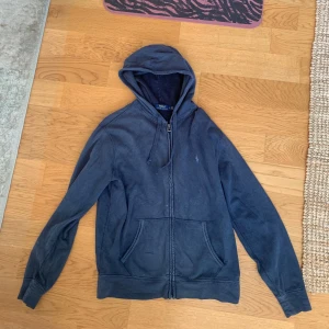 Ralph Lauren  - Ralph Lauren hoodie marinblå väldigt skick och i storlek M för endast 499
