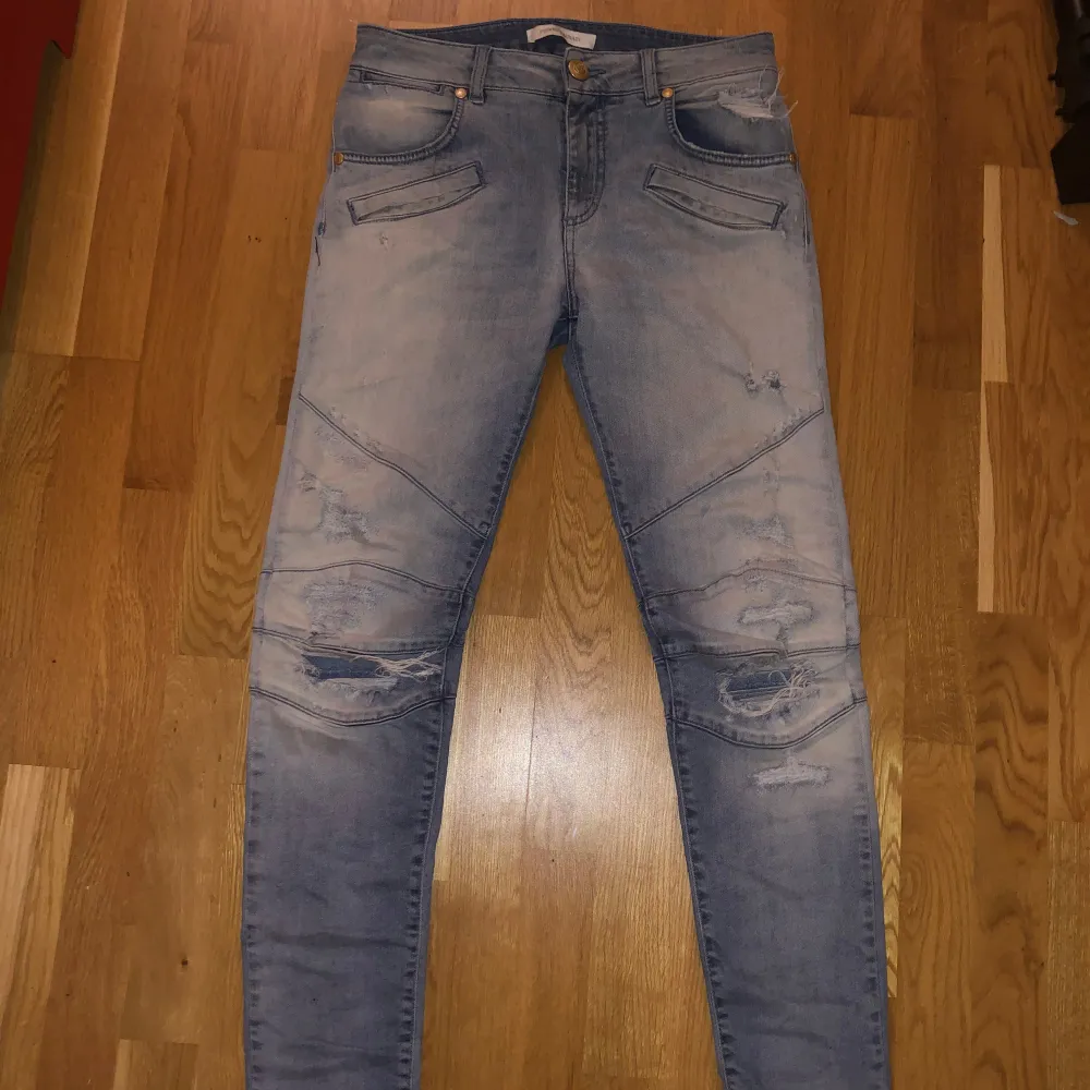 Pierre Balmain Jeans en bokstav har ramlat av från backtabben annars flawless tror ja, size 27 så rätt tiny. Jeans & Byxor.