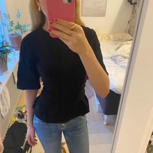 T-shirt med knyten där bak - Jätte snygg trendig tröja, super bra skick