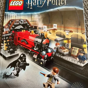 LEGO Harry Potter Hogwarts Express - Säljer LEGO Harry Potter set 75955, Hogwarts Express. Setet innehåller ett detaljerat tåg i rött och svart, en plattform med skyltar för perrong 9¾ och flera minifigurer inklusive Harry, Ron och Hermione. Perfekt för alla Harry Potter-fans som vill återskapa magiska tågresor till Hogwarts! Tåget är använt några gången men finns inga tecken på användning.