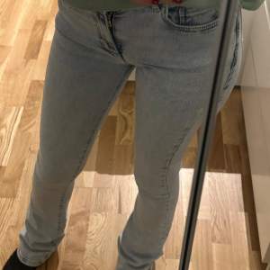 Säljer ett par snygga ljusblå bootcut jeans i bra skick. De är low waist och har en klassisk femficksdesign. Perfekta för både vardag och fest! Passar till allt från sneakers till klackar. Skicka ett meddelande vid intresse! 💙(st xs l33