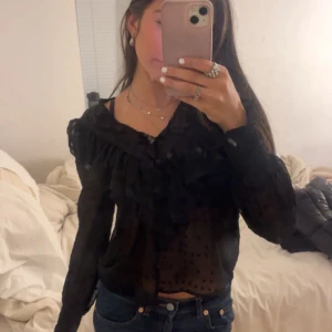 Blus från only  - Säljer min svarta blus från only då den inte kommer till användning längre, passar till vardag och även festligare tillfällen. Andvänd ett fåtal gånger. Skriv om du har fler frågor, pris går alltid att diskuteras 💕