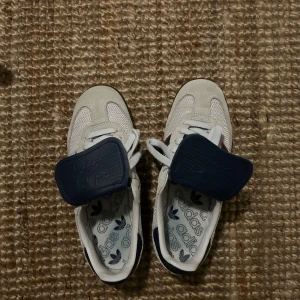 Adidas sneakers med blå detaljer - Finaste samba adidas skorna med blå och röda detaljer! Använda två gånger så i så gott som nyskick! 