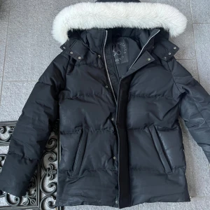 Moose knuckles jacka  - Äkta Moose knuckles jacka i bra skick, har små skavanker längst ned vid ärmarna, kan skicka bild på det om det önskas.  Kan gå ned i pris vid snabb handel  Skriv vid eventuella frågor eller så❤️ ❗️inga byten❗️