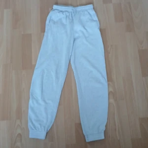 Grått mjukisset från H&M - Superbekvämt grått mjukisset från H&M, byxorna är i storlek dam xxs och tröjan i storlek dan s. Tröjan är lite kortare i längden, men inte helt som en magtröja. De är i bra skick! Köptes second hand från en annan säljare hör på plick, men de var för små så jag säljer nu vidare de!🥰