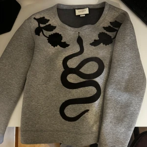 Grå gucci tröja - Säljer gucci tröja väldigt bra skick passar bra och ör bekväm. En present som inte blev till användning så säljer👍