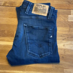 Replay jeans - Hej, säljer nu dessa feta replay jeans då det va fel storlek på dem vid ett annat köp här på Plick. Storleken är 31/32 och har färgen marinblå. Skickar bild på defekterna privat men det är inget stort. Kan gå ner i pris vid snabb affär🤝🙌✅