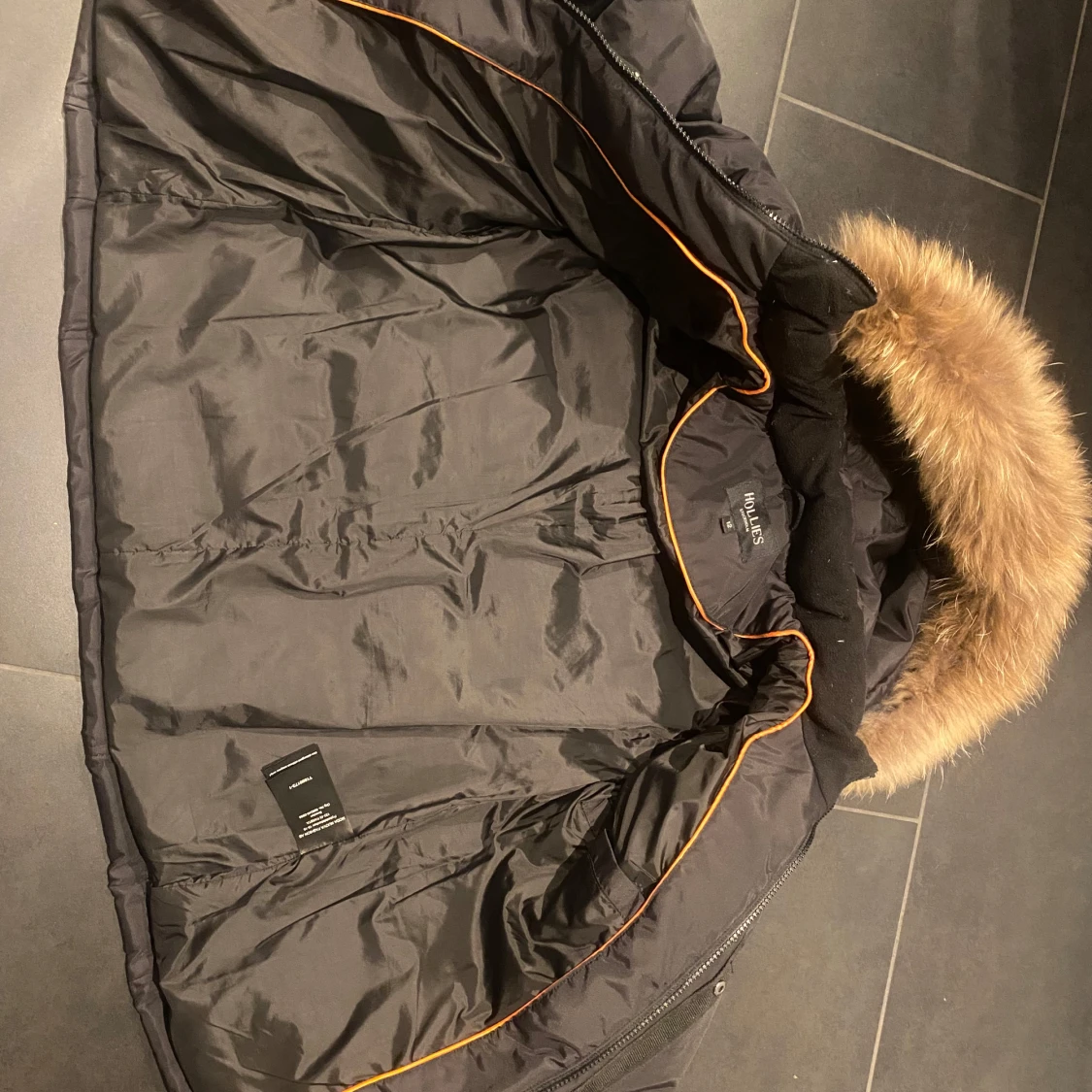 Svart dunjacka med pälsdetalj från Hollies - 92