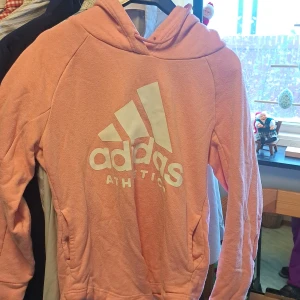 Adidas  - Använda bara en gång  Ny  Stl M