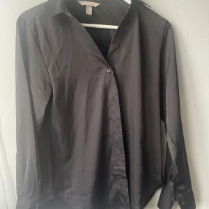Skjorta - Så stilig satin skjorta! Är oversized så passar även s!