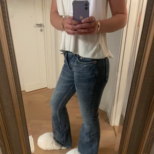 Lågmidjade utsvängda jeans - Jätte fina utsvängda lågmidjade jeans. Storlek 36/s funkar även för xs. Perfekt till vardag eller om man ska klä upp sig med en finare top! Kontakta om du har frågor💕 pris kan diskureras💕