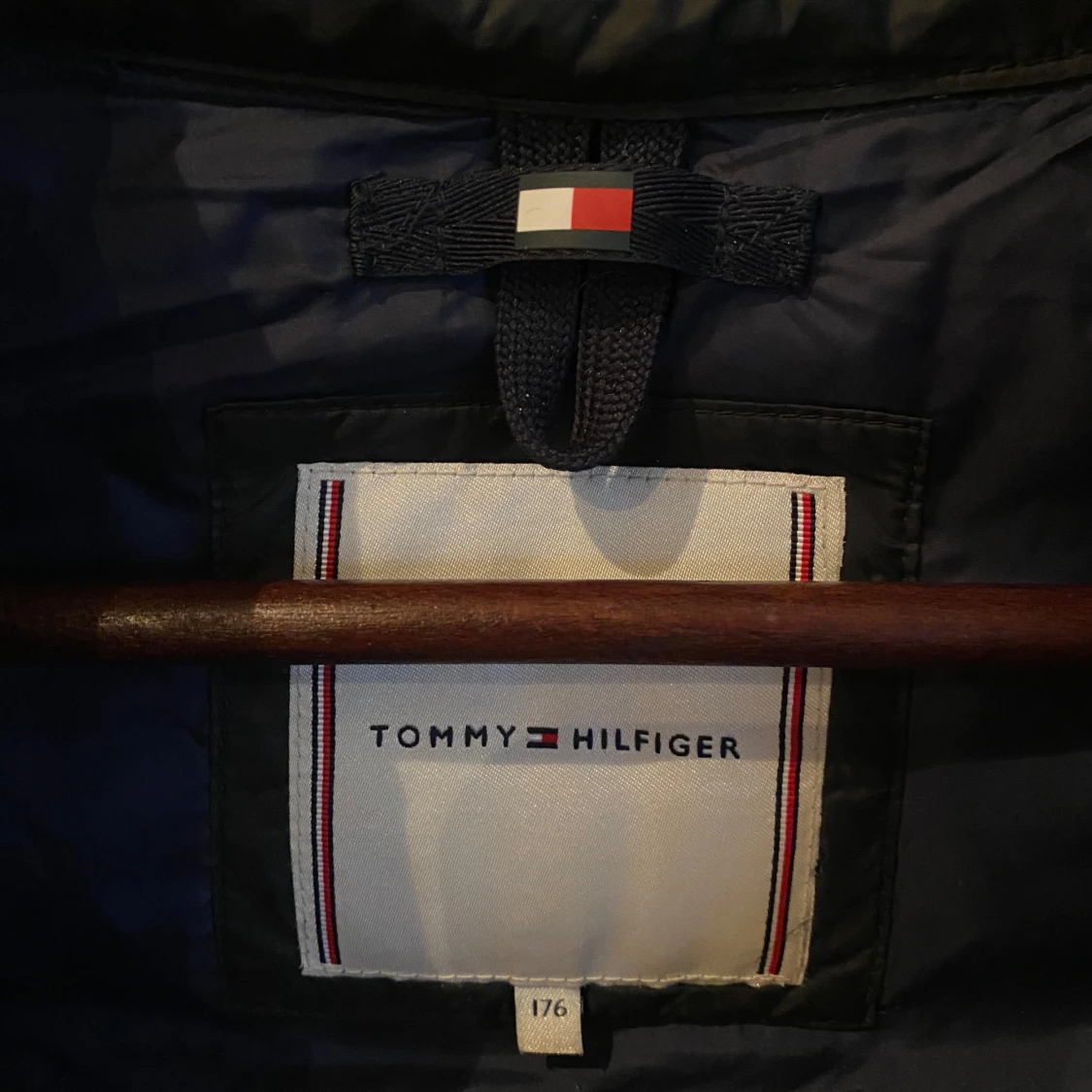 Svart pufferjacka från Tommy Hilfiger - 92