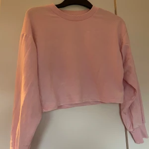 Rosa croppad tröja från Gina Tricot - Säljer en superfin rosa croppad tröja från Gina Tricot i storlek XXS. Passar även XS. Inga defekter. 💓