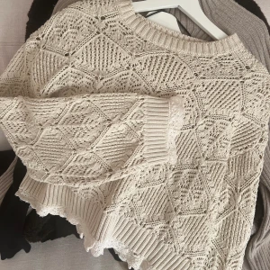 Virkad tröja från ZARA - En fin tröja med volanger från Zara🧸🤎