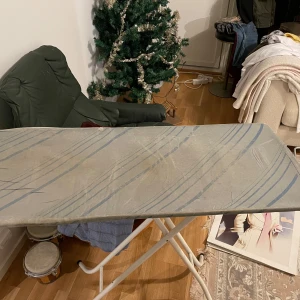 Stryk bräda  - Vintage stryk bräda .kanska ni kan köpa till överdrag till .man kan reglera olika höjd .höjd Max är 89cm ,bred ca 40cm och längd 121cm .kan ej skicka ,bara kom och hämta 