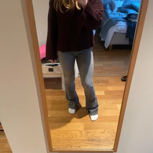 Grå bootcut jeans  - Säljer ett par snygga grå bootcut jeans från ONLY. De är i nyskick då de endast använts en gång. Passar till allt! Skriv vid frågor🩷