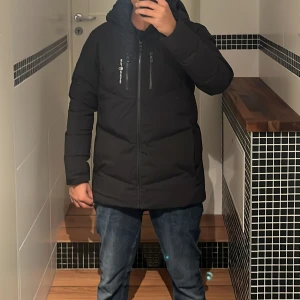 Sail racing Jacka  - Säljer en svart sail Racing jacka i mycket bra skick. Ny pris: 3700kr mit pris 2000kr säljer den för att jackan är för liten på mig 