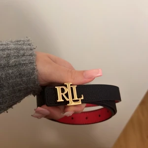 Ralph lauren - Fick som present använd en gång då jag gjorde eget hål man kan se på bild nr 2 ( Syns inte alls på ) vet inte storlek men skulle gissat på s/xs  ( ord pris 999 ) säljs för 700kr ( kan diskuteras )