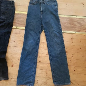 Blå jeans i bra skick - Säljer ett par klassiska blå jeans i bra skick. De har en straight passform och är högmidjade, Storleken är S/ 34