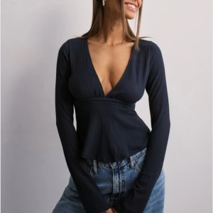 Nelly tie topp - Skit snygg knyt topp som knappt är använd, har inga bilder på, men den sitter precis så som tjejen på annonsen!💙