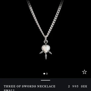 Marianilsdotter halsband - Three of swords halsband från Maria Nilsdotter😍 Super fint skick! Box och påse tillkommer❣️ Skriv för egna bilder❣️ Längd 45cm