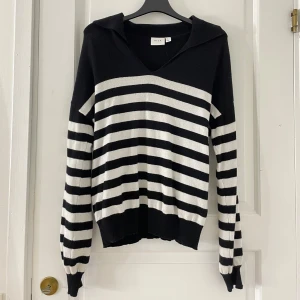 Svart och vit randig tröja från Vila - Säljer en svart och vit randig tröja från Vila i storlek S. Den har tajtare arm och midje kanter än resten av tröjan. Även en krage högst upp på tröjan, vilket gör så den blir lite unik. Väldigt bra skick! 