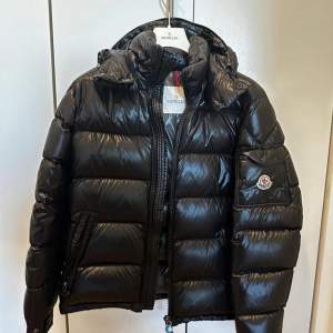 Hej! Ger nu bort denna Moncler maya jackan GRATIS, då jag bestämt mig att börja jobba med reselling. Allt du behöver göra för att ha chans att vinna jackan är att följa mig och gilla annonsen!