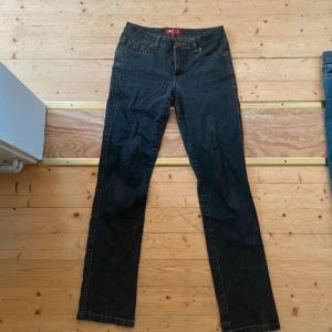 Blåa jeans från Flash - Säljer ett par blåa jeans från Flash i storlek 38 L. De har en klassisk femficksdesign 